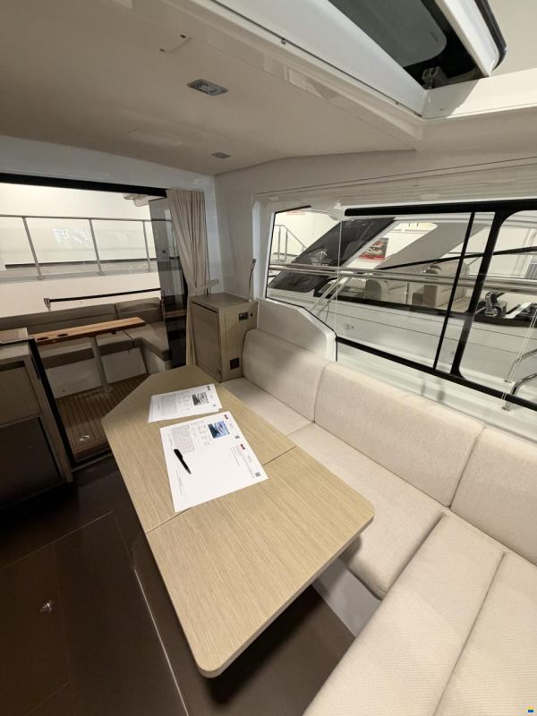 Sealine C335