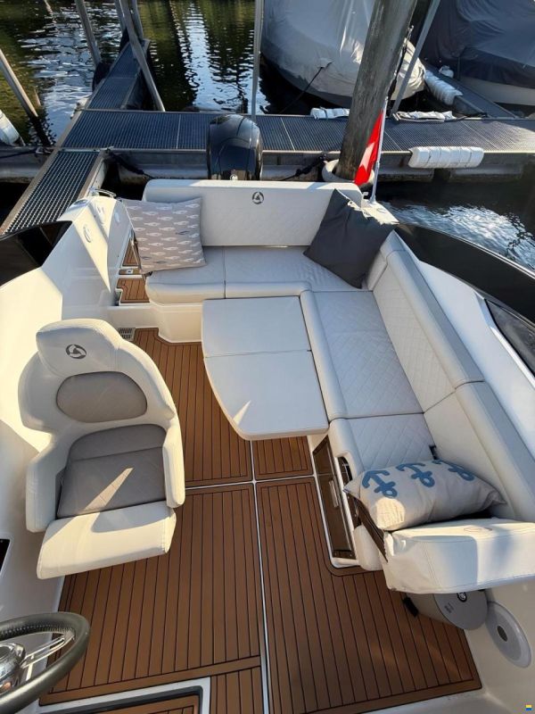 Parker 630 Day Cruiser