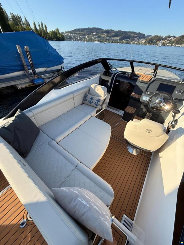 Parker 630 Day Cruiser