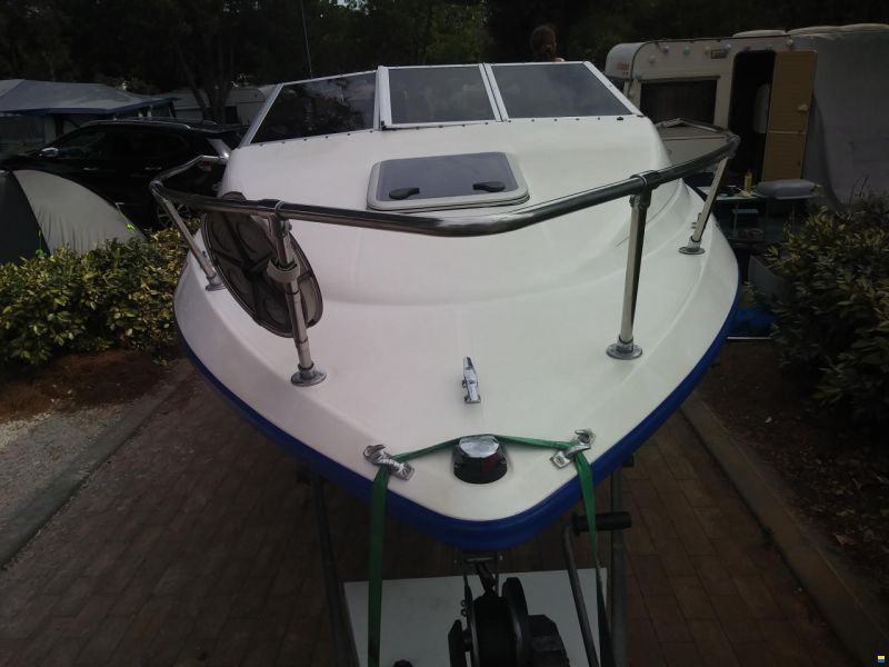 Bayliner 2052