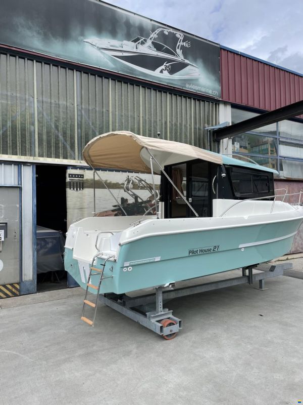Manara Pilothouse 21'