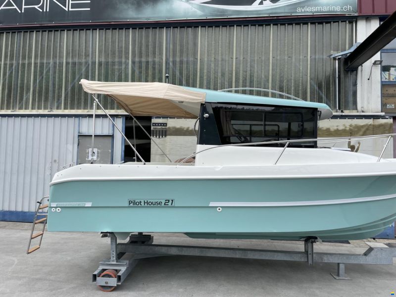 Manara Pilothouse 21'