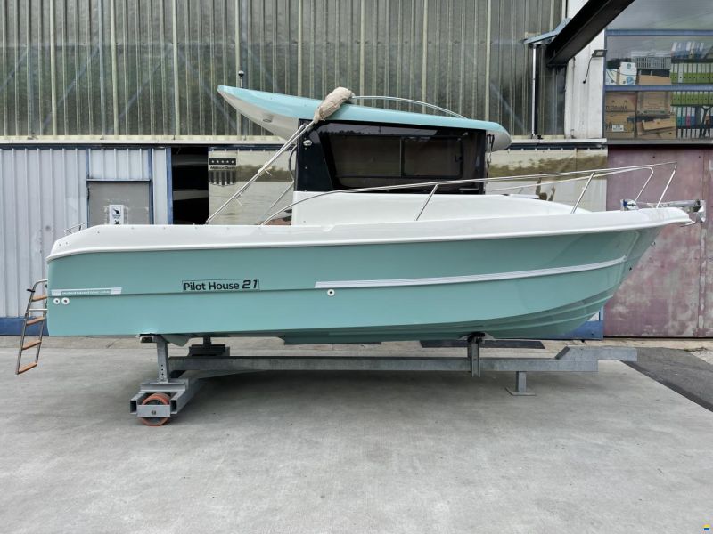 Manara Pilothouse 21'
