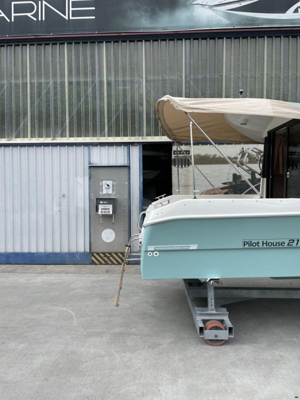Manara Pilothouse 21'