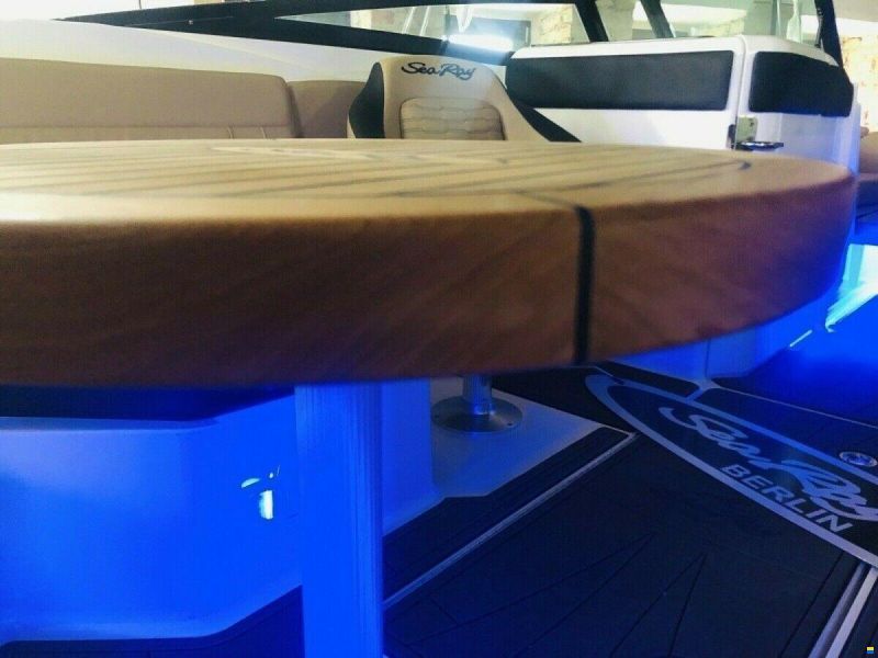 Sea Ray Teaktisch
