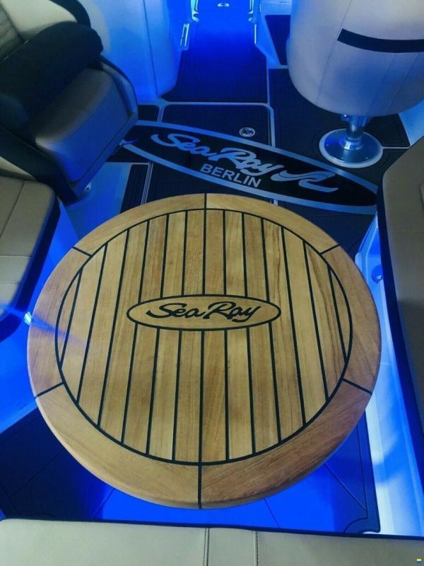 Sea Ray Teaktisch