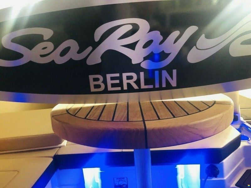 Sea Ray Teaktisch