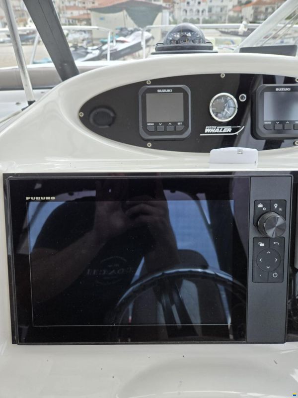Boston Whaler Conquest 255