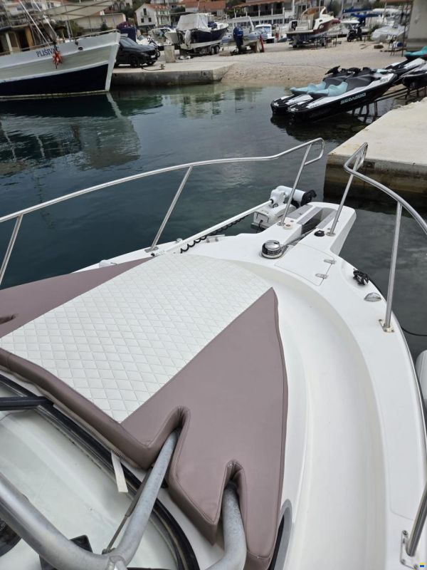 Boston Whaler Conquest 255
