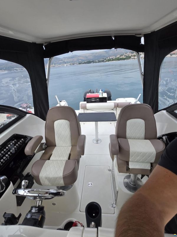 Boston Whaler Conquest 255