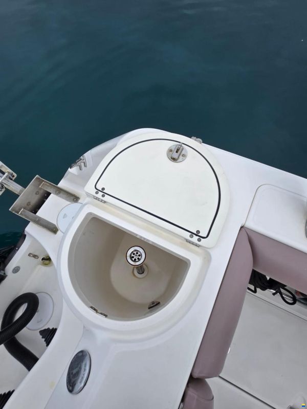 Boston Whaler Conquest 255
