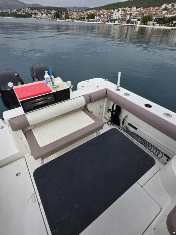 Boston Whaler Conquest 255
