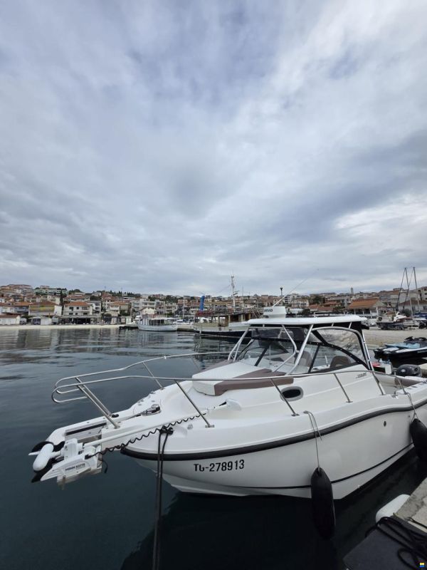 Boston Whaler Conquest 255