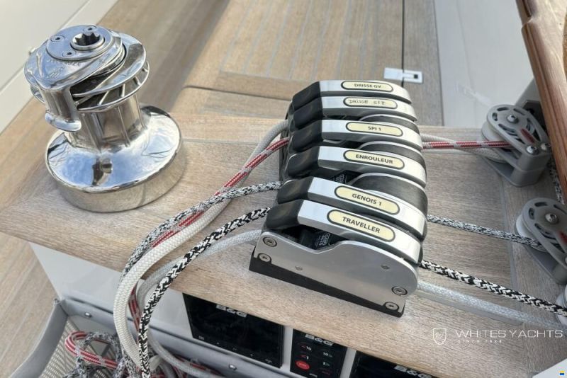 Essence Yachts 33