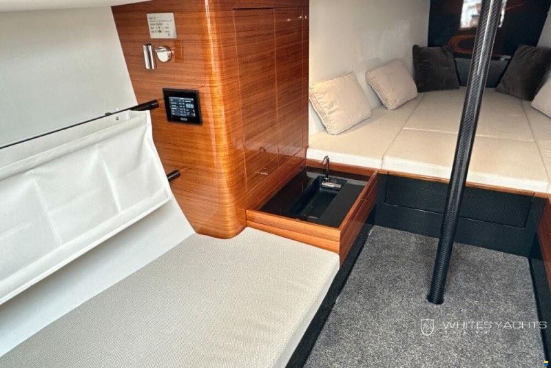 Essence Yachts 33