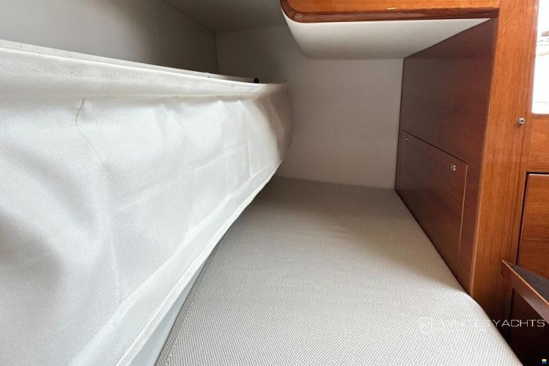 Essence Yachts 33