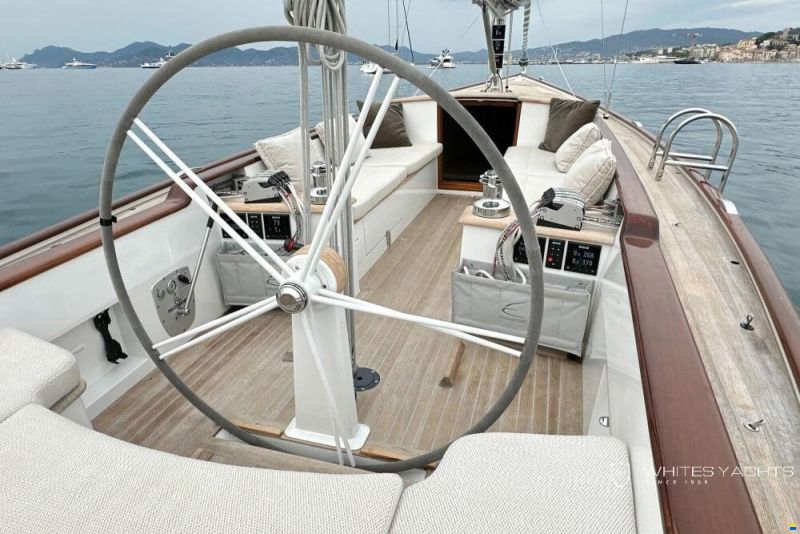 Essence Yachts 33