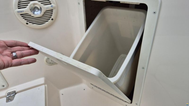 Rinker 232 Captiva Cuddy