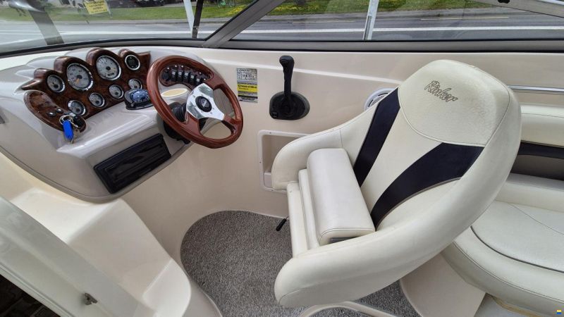 Rinker 232 Captiva Cuddy