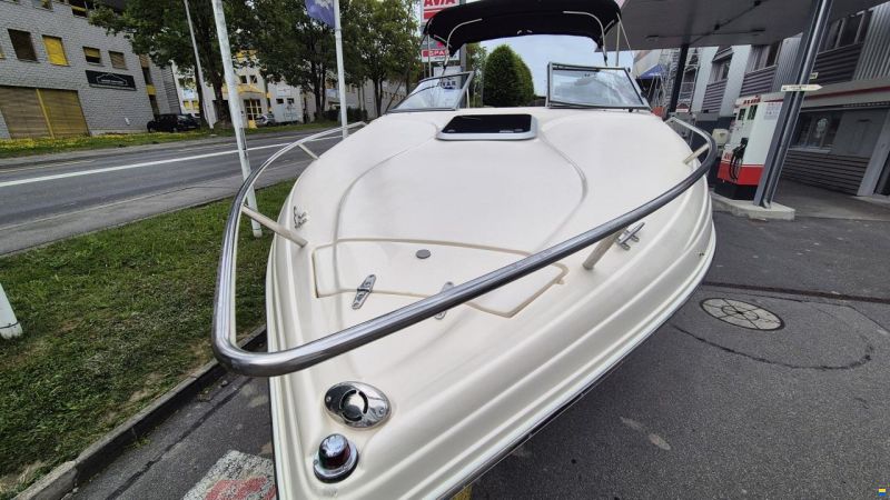 Rinker 232 Captiva Cuddy