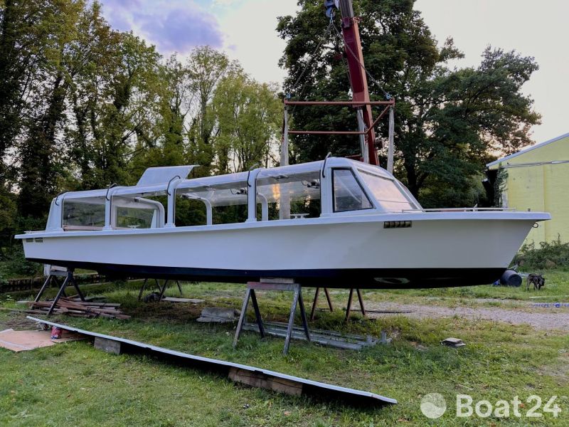 10 Ausflugsboot