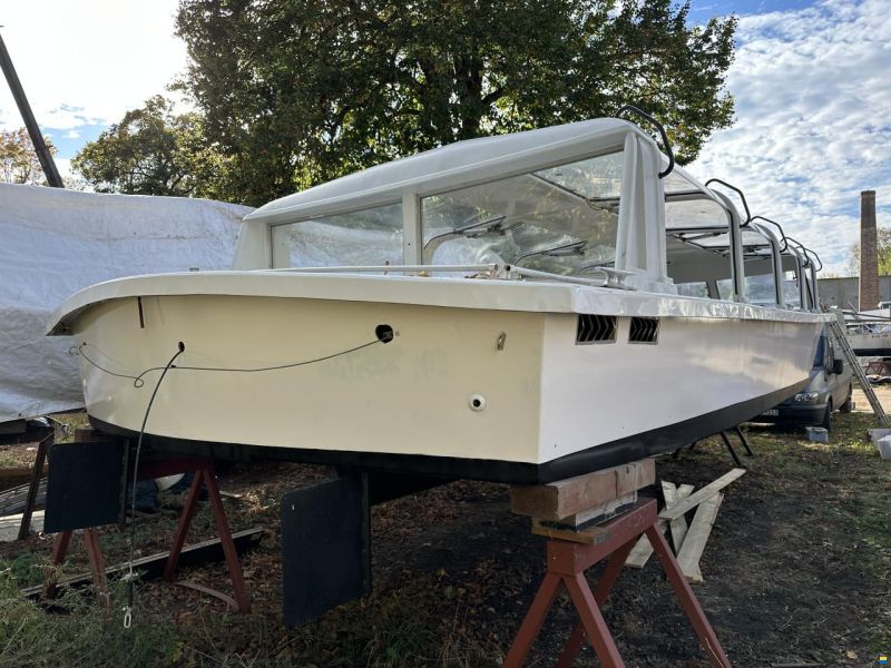 10 Ausflugsboot
