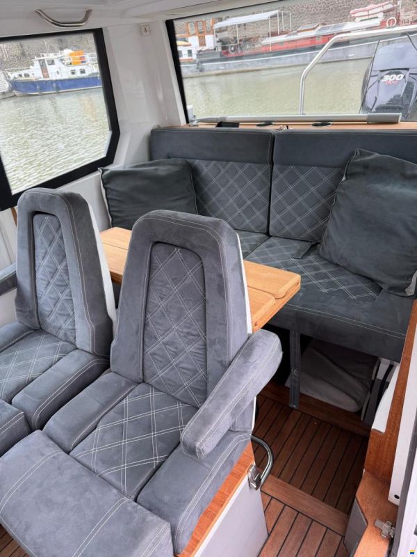 Axopar 28 AFT Cabin
