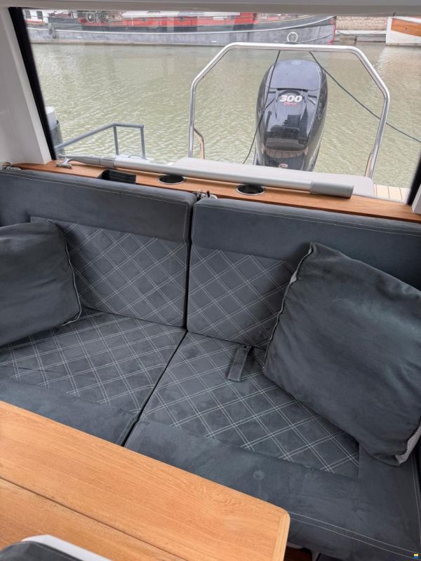 Axopar 28 AFT Cabin