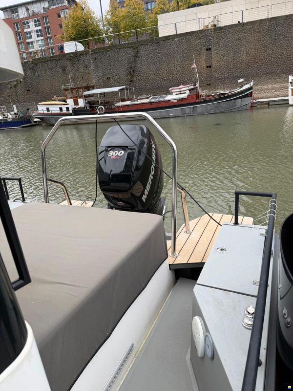 Axopar 28 AFT Cabin