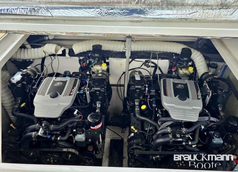 Rinker 310 Express Cruiser