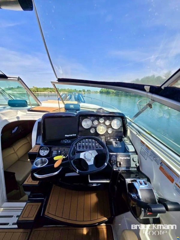 Rinker 310 Express Cruiser