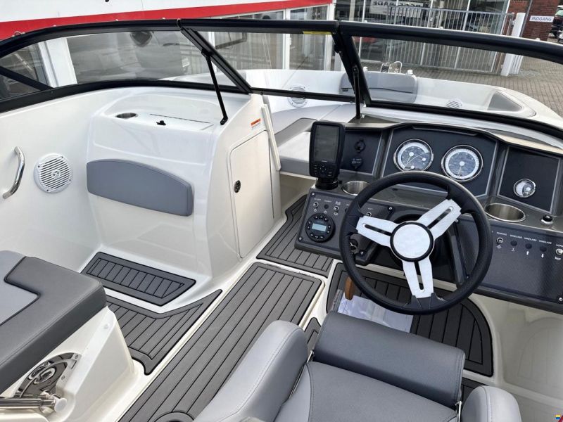 Bayliner VR5 Bowrider med 150 hk Mercury-EFI 3,0L