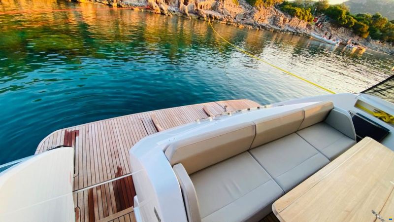 Ferretti 670