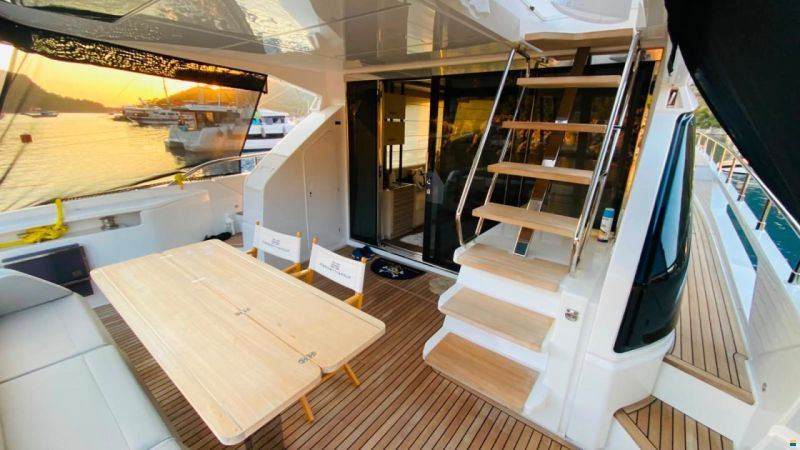Ferretti 670