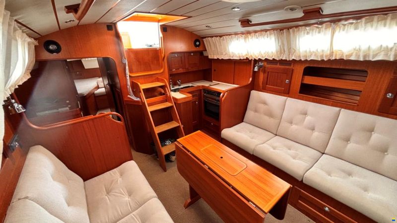 Hallberg-Rassy 37