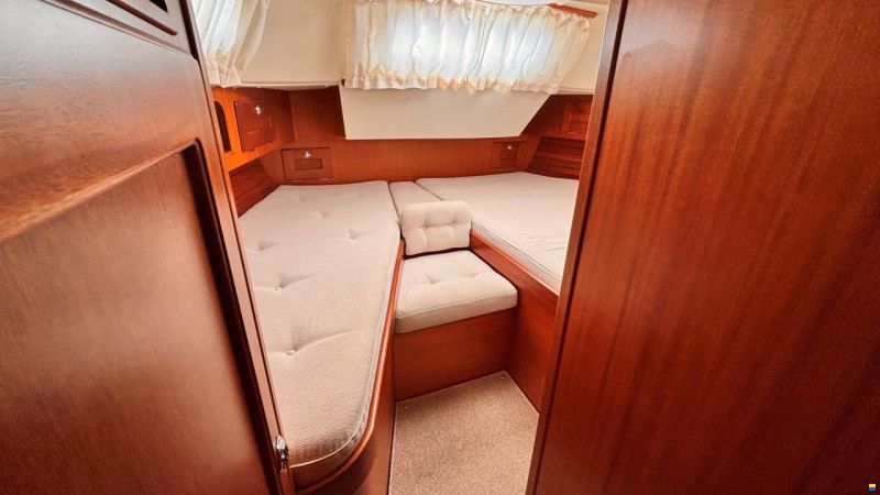 Hallberg-Rassy 37