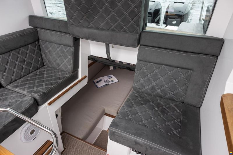 Axopar 37 XC Cross Cabin