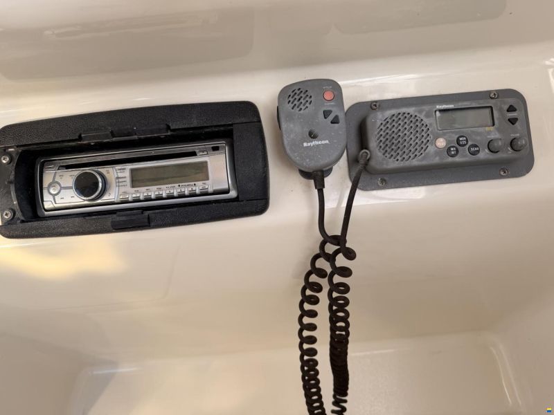 Sea Ray 215 Express Cruiser