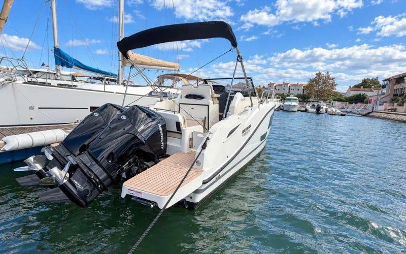 Quicksilver Activ 875 Sundeck