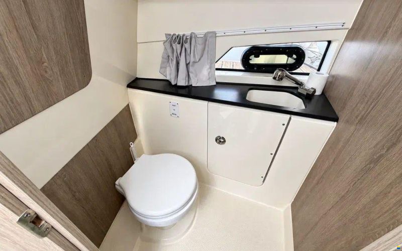 Quicksilver Activ 875 Sundeck