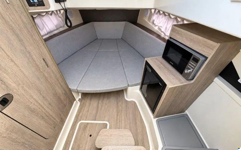 Quicksilver Activ 875 Sundeck