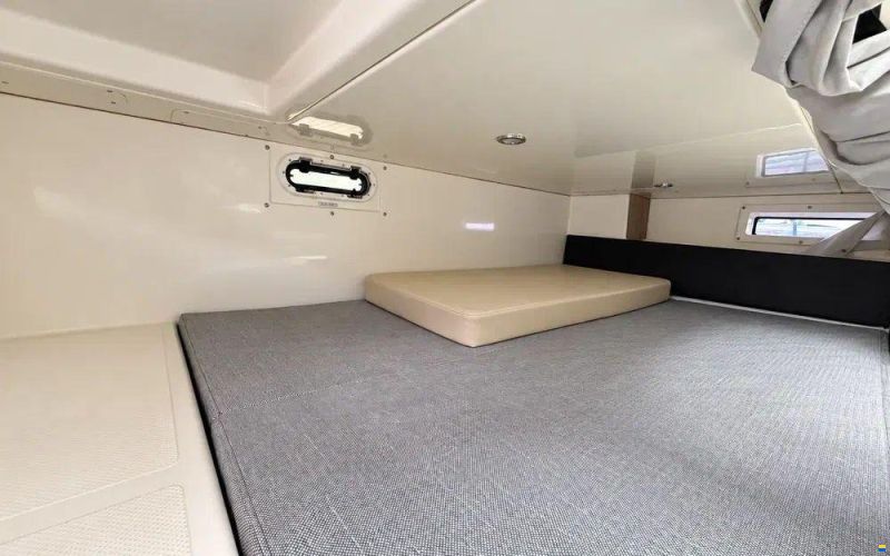 Quicksilver Activ 875 Sundeck