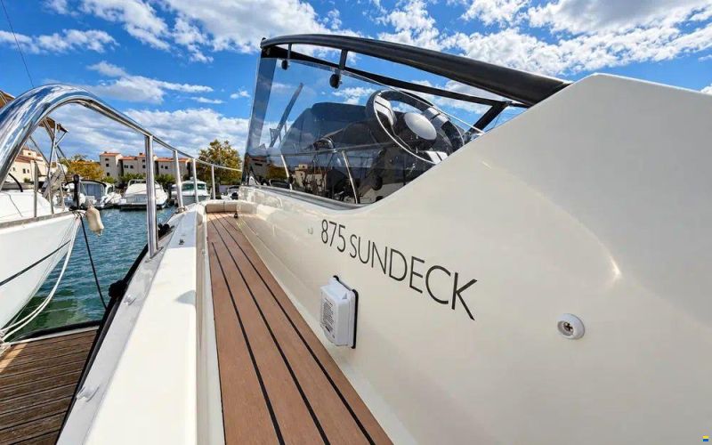 Quicksilver Activ 875 Sundeck