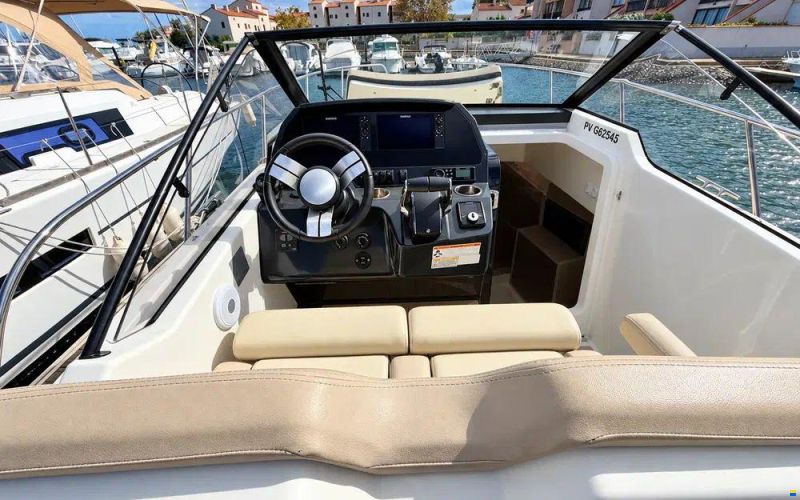 Quicksilver Activ 875 Sundeck