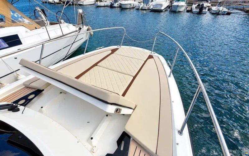 Quicksilver Activ 875 Sundeck