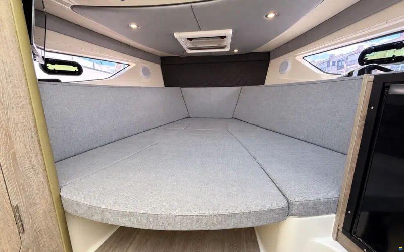 Quicksilver Activ 875 Sundeck