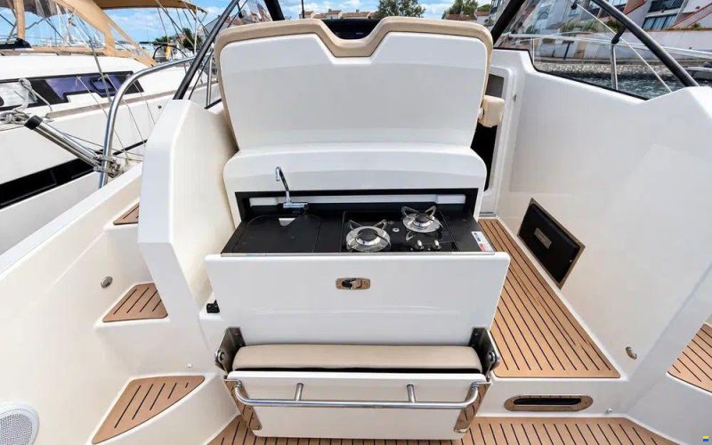 Quicksilver Activ 875 Sundeck