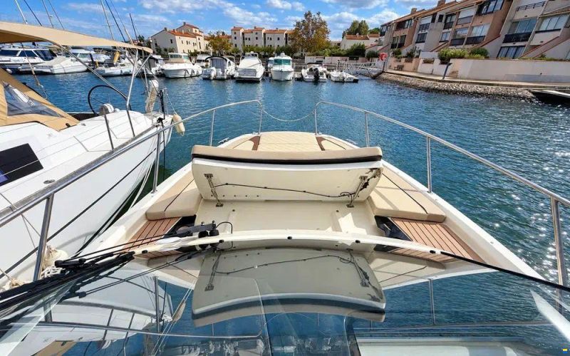 Quicksilver Activ 875 Sundeck