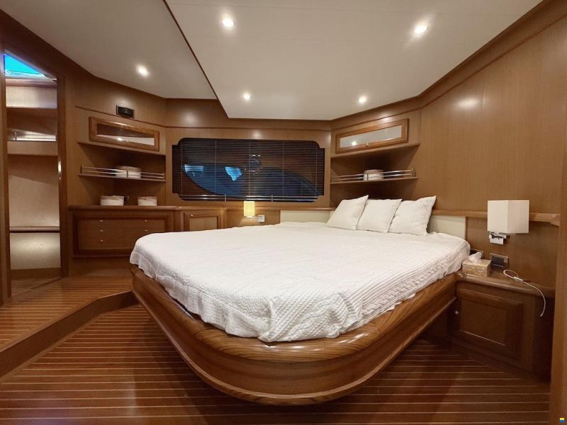 Mochi Craft Dolphin 64 Sun Top