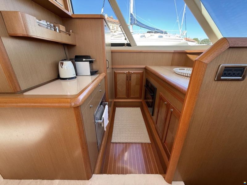Mochi Craft Dolphin 64 Sun Top